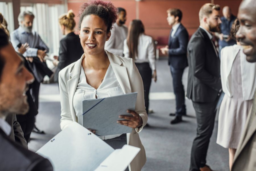 rozmowy-na-spotkaniu-firmowym Dyskusje w zespole